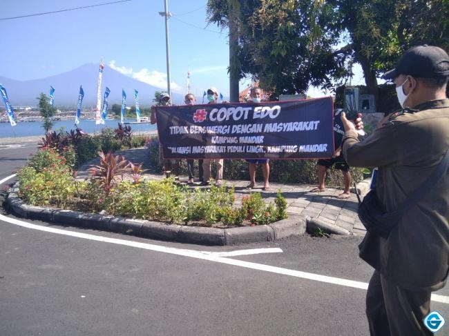 Aksi Unjuk Rasa Warga Kampung Mandar di Kantor PPI Boom Marina Banyuwangi